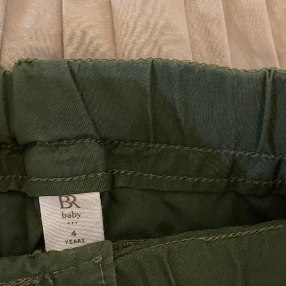 Banana Republic Baby 4T Beige Button-Up Shirt and Green Shorts Set - Picture 7 of 7